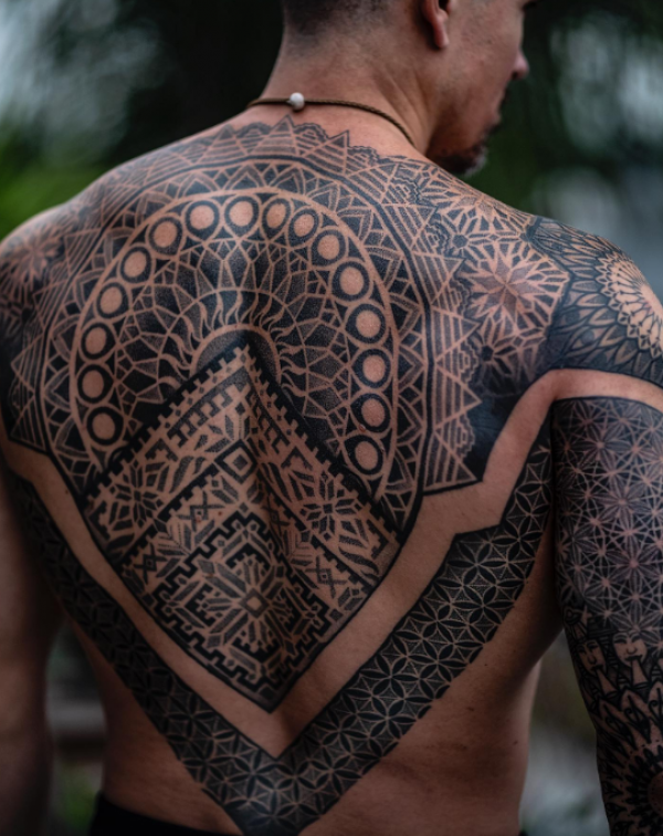 Tribal motif dengan pola garis yang kompleks